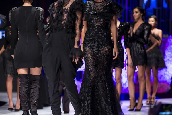 Bei Einer Modenschau Laufen Models Verschiedenen Schwarzen Kleidern Über Den — Stockfoto