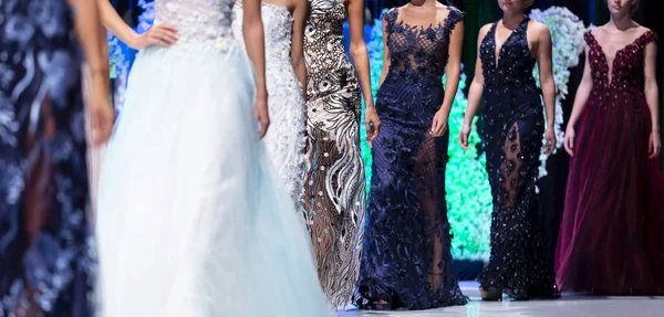 Modelos Femininos Caminham Pista Diferentes Vestidos Vívidos Durante Desfile Moda — Fotografia de Stock