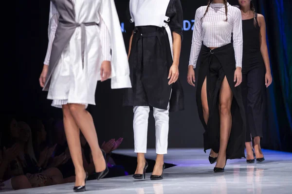 Kvinnliga Modeller Går Landningsbanan Olika Klänningar Modevisning Mode Catwalk Händelse — Stockfoto