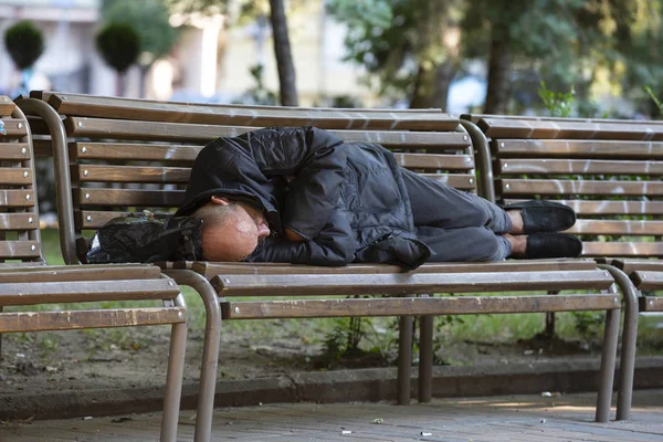 Sofia Bulgaria August 2018 Homeless Man Dark Clothes Sleeps Bench — Stock Photo, Image