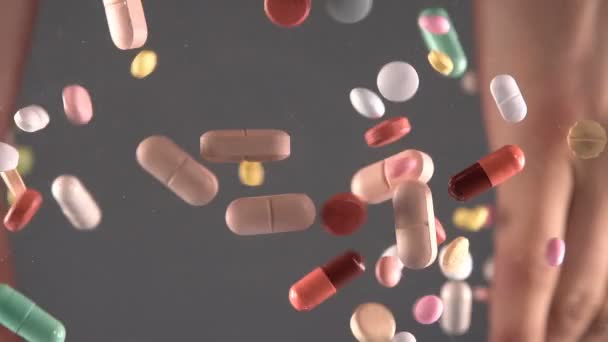 Les Mains Des Hommes Laissent Tomber Des Capsules Des Pilules — Video