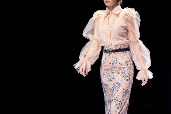 Das Model Läuft Während Einer Modenschau Isoliert Einem Beigen Kleid — Stockfoto