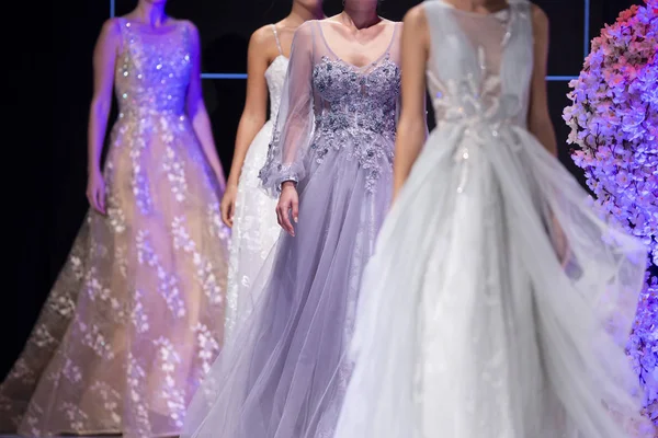 Las Modelos Femeninas Caminan Por Pasarela Diferentes Vestidos Durante Desfile —  Fotos de Stock