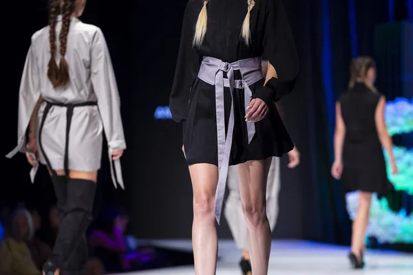Kvinnliga Modeller Går Landningsbanan Olika Klänningar Modevisning Mode Catwalk Händelse — Stockfoto