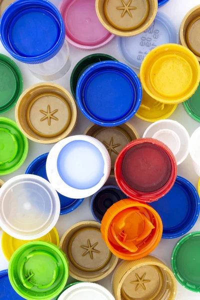 彩色塑料瓶盖 工作室拍摄 塑料废料 — 图库照片