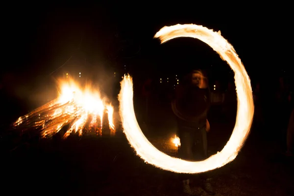 Menino Gira Anéis Fogo Perto Uma Fogueira Durante Uma Celebração — Fotografia de Stock