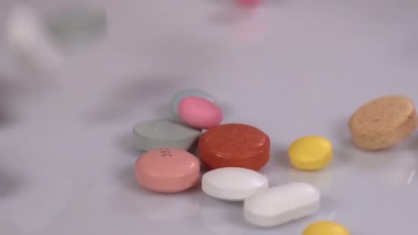 不同的五颜六色的药丸和胶囊 全球医药行业每年数十亿美元 用作药物的药物 慢动作 白色反光背景 — 图库视频影像