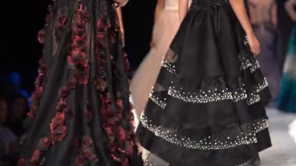 Modelos Femininos Caminham Pista Vestidos Coloridos Durante Desfile Moda Moda — Vídeo de Stock
