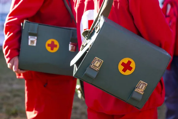 グリーン レザー赤い十字架と真っ赤な制服に医療スタッフと医療バッグ — ストック写真