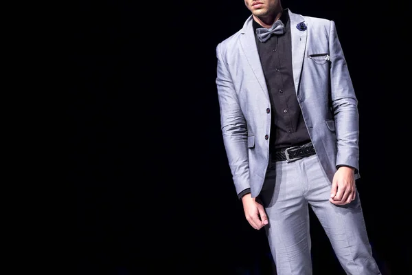 Modelo Masculino Camina Por Pasarela Traje Plata Durante Desfile Moda — Foto de Stock