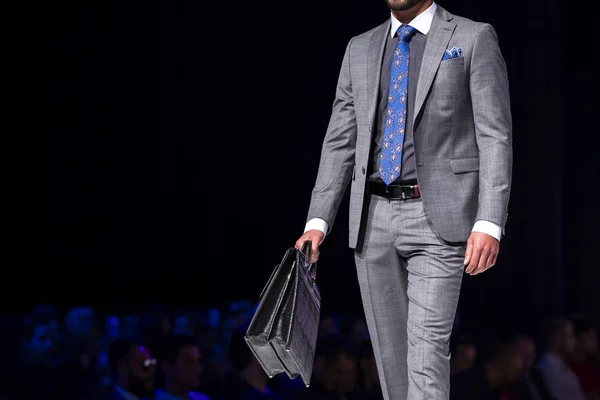 Modelo Masculino Camina Por Pasarela Traje Plata Durante Desfile Moda — Foto de Stock