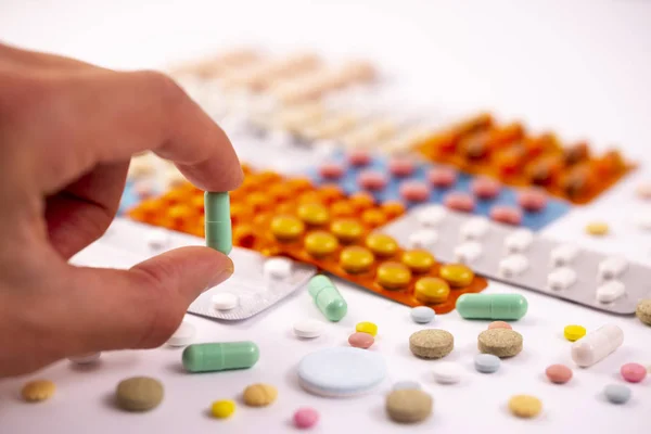 Hånda Holder Grønn Kapsel Fargerike Tabletter Kapsler Plastpakninger Blisterpakninger Global – stockfoto