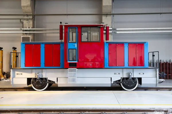 Locomotive Bleue Rouge Dans Dépôt — Photo