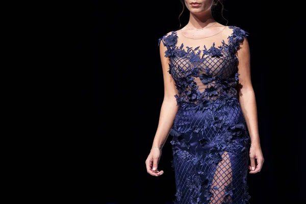 Γυναικείο Μοντέλο Στην Πασαρέλα Μπλε Φόρεμα Που Απομονώνονται Μαύρο Φόντο — Φωτογραφία Αρχείου