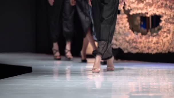 Vrouwelijke Modellen Lopen Baan Verschillende Jurken Tijdens Een Fashion Show — Stockvideo