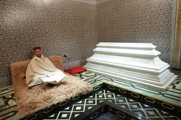 Rabat Morocco November 2018 Koran Reader Sits Mausoleum Mohammed Which — Stock Photo, Image