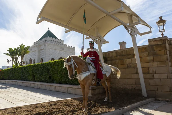 Rabat Marokko November 2018 Ein Wachmann Steht Auf Seinem Pferd — Stockfoto