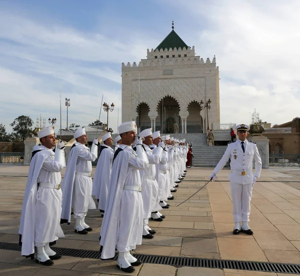 Рабат Марокко Ноября 2018 Года Солдаты Участвуют Церемонии Перед Мавзолеем — стоковое фото