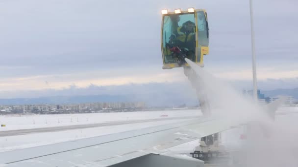 ソフィア ブルガリア 2018 ソフィア空港従業員が離陸する飛行機の翼に氷を溶かすため除霜システムを使用して — ストック動画