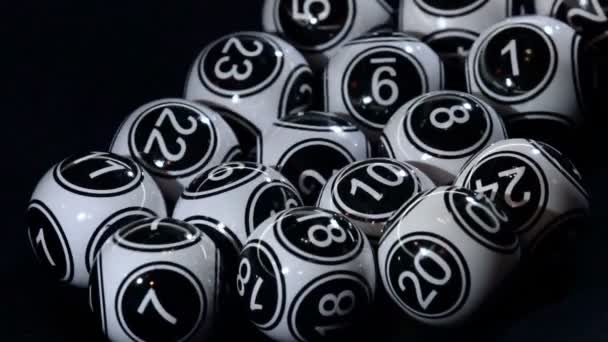 在宾果游戏机中的黑白彩票球 在运动中的球体中的彩票球 赌博机和设备 慢动作 — 图库视频影像