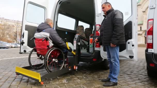 Sofia Bulgarie Janvier 2019 Conducteur Aide Handicapé Physique Fauteuil Roulant — Video