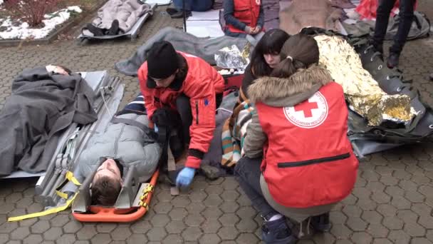 ソフィア ブルガリア 2018 ブルガリア赤十字社青少年からボランティア救急応急担架と宇宙毛布と事故で人々 を救うための訓練中に — ストック動画