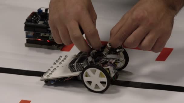 Yarış Robot Başında Kendi Kendine Yapılan Robotlar Öğrenciler Arasında Açık — Stok video