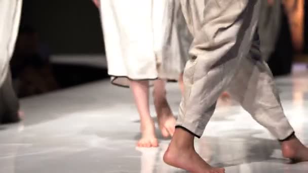 Γυναικεία Μοντέλα Πόδια Διάδρομο Γυμνά Πόδια Διαφορετικές Φορέματα Κατά Διάρκεια — Αρχείο Βίντεο