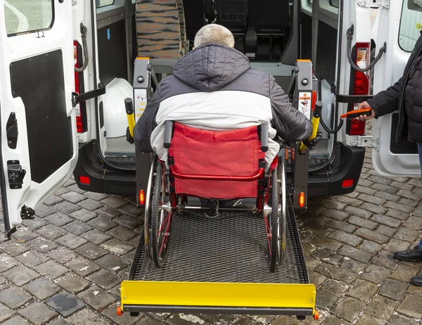 残疾人 残疾人和残疾人乘坐轮椅的小型客车 小型巴士 设有堆叠轮椅坡道 — 图库照片