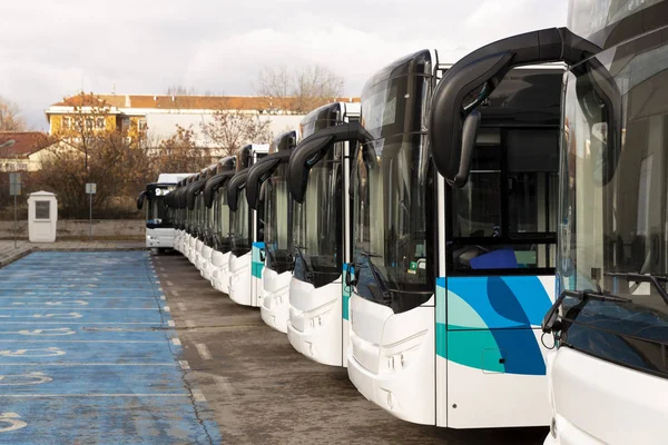 Nowe Nowoczesne Autobusy Lpg Międzynarodowego Symbolu Dostępu Symbol Dla Wózków — Zdjęcie stockowe