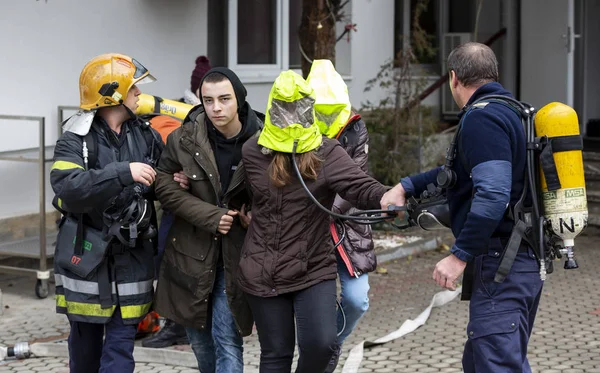 Sofia Bulgária Dezembro 2018 Bombeiros Eliminam Jovens Com Máscaras Gás — Fotografia de Stock