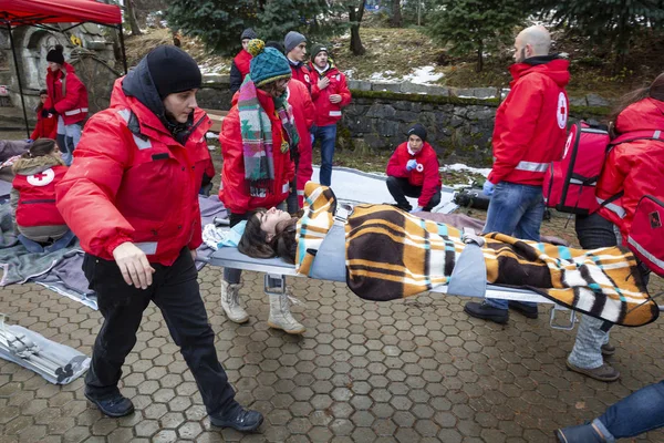 Sofía Bulgaria Diciembre 2018 Paramédicos Voluntarios Cruz Roja Búlgara Prestan —  Fotos de Stock