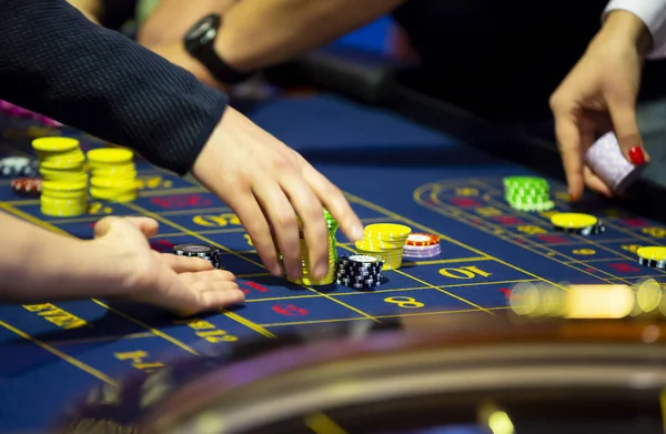 Rulet Masasında Insan Eliyle Aşağı Koyarak Casino Fişleri Rulet Tekerleği — Stok fotoğraf