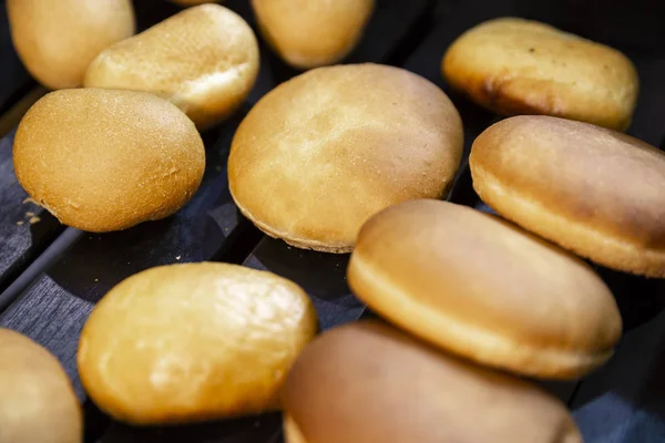 異なるグルテン フリーのパン ラウンド Loafs ブラック パン種とスペルト小麦で作られています グルテン フリー食品 小さな家族のパン屋の黒いテーブルに — ストック写真