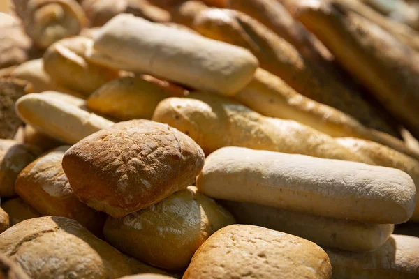 異なるグルテン無料パン Loafs します パン種とスペルト小麦で作られています グルテン フリー食品 小さな家族のパン屋に示すように — ストック写真