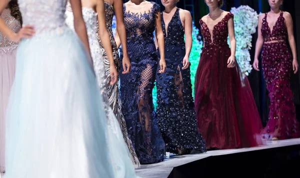 Kvinnliga Modeller Går Landningsbanan Olika Levande Klänningar Modevisning Mode Catwalk — Stockfoto