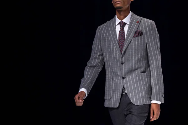 Modelo Masculino Camina Por Pasarela Traje Plata Durante Desfile Moda — Foto de Stock