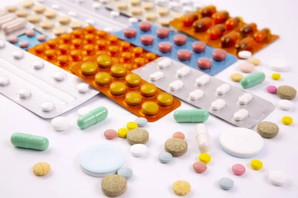 Diferentes Píldoras Cápsulas Colores Envases Plástico Ampollas Apiladas Industria Farmacéutica — Foto de Stock