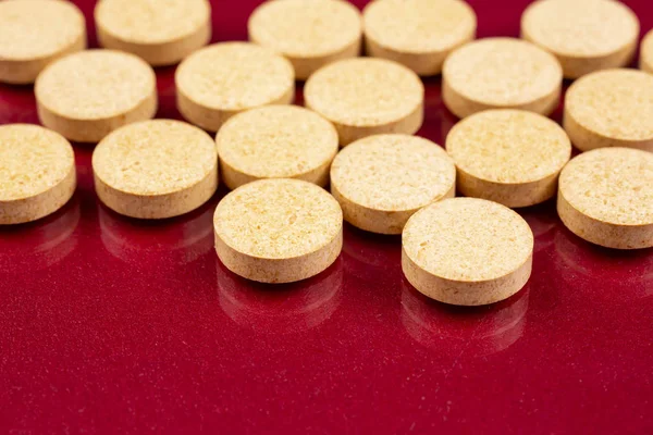 Beige Pillen Geïsoleerd Een Rode Reflecterende Achtergrond Wereldwijde Farmaceutische Industrie — Stockfoto