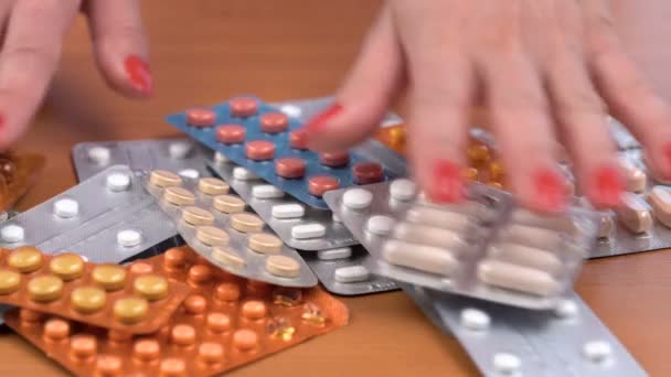 Verschillende Kleurrijke Pillen Capsules Plastic Verpakt Blaren Een Houten Tafel — Stockvideo