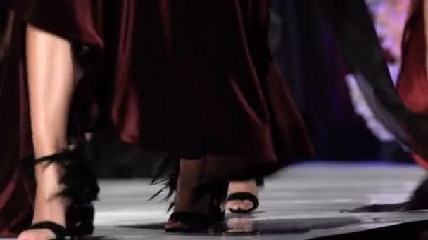 在时装表演中 女模特穿着不同的衣服在跑道上行走 时装时装表演会展示新的服装系列 只有腿和鞋子4K镜头 无法辨认的人 — 图库视频影像
