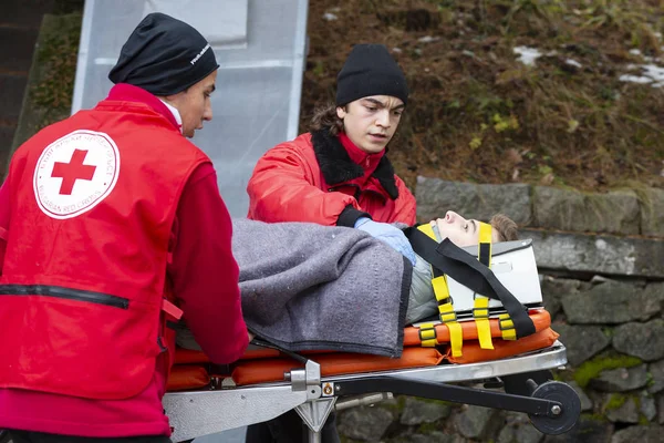 Bulgarian Red Cross Youth Paramedics volunteers stretcher — Stock Photo, Image