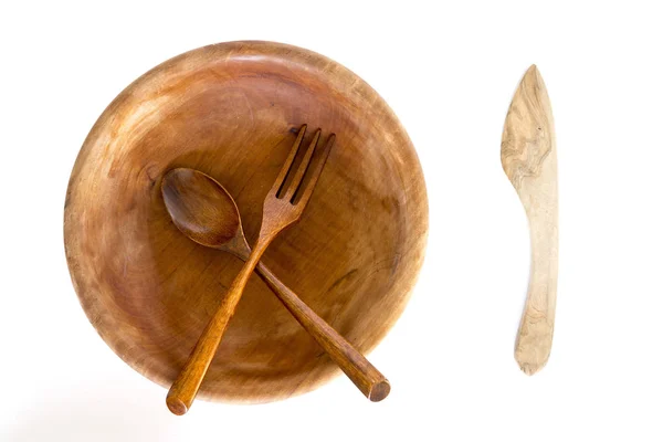 Tigela de madeira com colher, faca e garfo sobre fundo branco — Fotografia de Stock