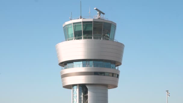 Air Traffic Control Tower Mot Den Blå Himlen Flygplatsen Sofia — Stockvideo
