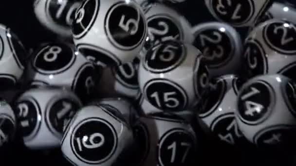Schwarze Und Weiße Lotteriekugeln Einem Bingo Automaten Lotteriekugeln Einer Kugel — Stockvideo