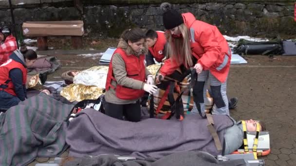 保加利亚索非亚 2018年12月5日 保加利亚红十字会青年的志愿医护人员在一次事故中救人的培训中提供担架急救 — 图库视频影像