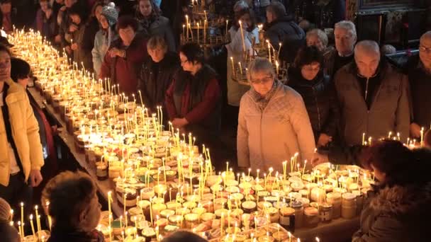 保加利亚布拉戈耶夫格勒 2019年2月10日 在庆祝圣哈拉兰皮 养蜂人的宗教守护神 的宗教仪式中 信徒在敬爱圣母的教堂里点燃蜡烛 用蜂蜜 — 图库视频影像