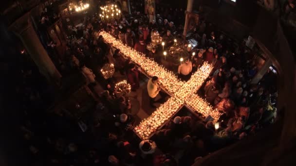 保加利亚布拉戈耶夫格勒 2019年2月10日 在庆祝圣哈拉兰皮 养蜂人的宗教守护神 的宗教仪式中 信徒在敬爱圣母的教堂里点燃蜡烛 用蜂蜜 — 图库视频影像
