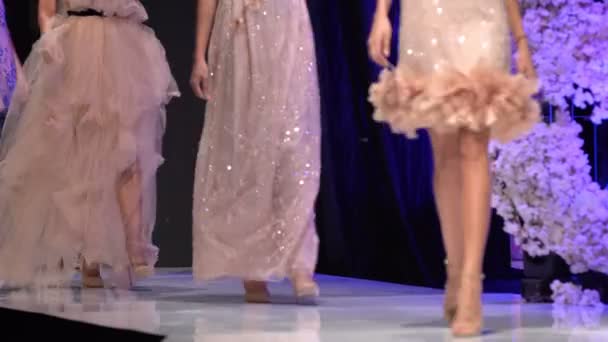Γυναικεία Μοντέλα Πόδια Διάδρομο Πολύχρωμα Φορέματα Κατά Διάρκεια Μια Επίδειξη — Αρχείο Βίντεο