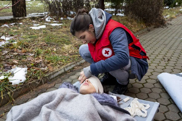Volontari della Croce Rossa Bulgara Paramedici giovani fasciatura testa — Foto Stock